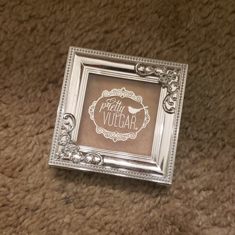 🍾3/$18 Pretty Vulgar Shimmering Swan Highlighter